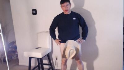 Amateur guy enjoys in his solo performance in front of the cam