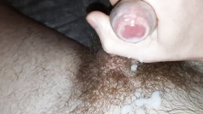 Amateur dude jerks off in this close-up solo clip