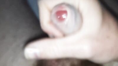 Amateur dude jerks off in this close-up solo clip