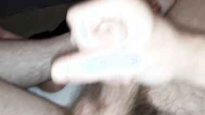 Amateur dude jerks off in this close-up solo clip