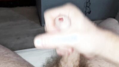 Amateur dude jerks off in this close-up solo clip