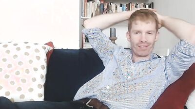 Amateur dude is shoving a dick deep down his rubber puss
