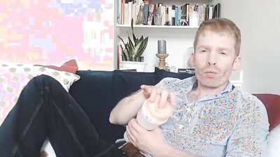 Amateur dude is shoving a dick deep down his rubber puss