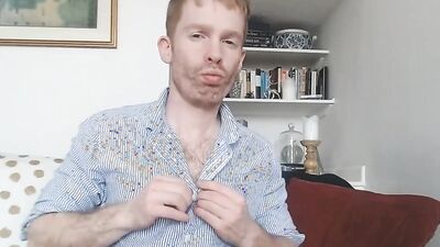 Amateur dude is shoving a dick deep down his rubber puss