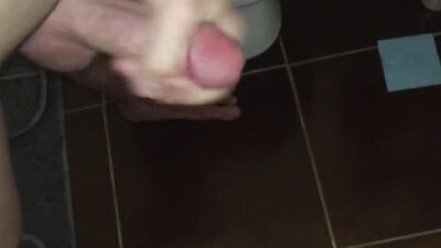 Amateur chap bends inside the bathroom nad gets barebacked by a stranger