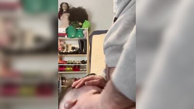 Close-up video of amateur fellow giving his bud a nice bj
