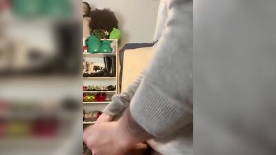Close-up video of amateur fellow giving his bud a nice bj