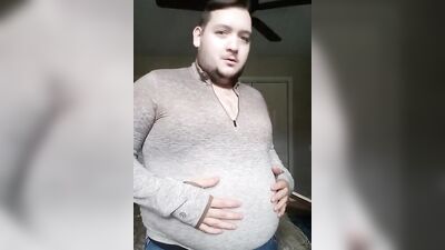 Amateur chubby dude is having fun in front of the cam