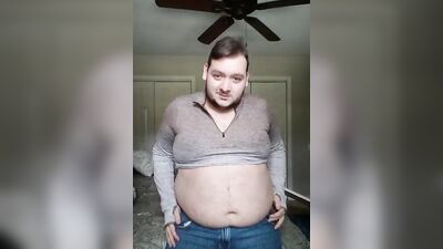 Amateur chubby dude is having fun in front of the cam
