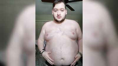 Amateur chubby dude is having fun in front of the cam