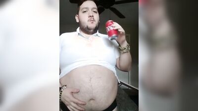 Amateur chubby dude is having fun in front of the cam