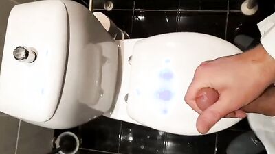 Amateur chap films himself while jerking off in the toilet