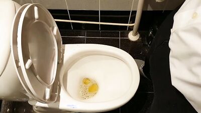 Amateur chap films himself while jerking off in the toilet