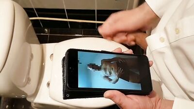 Amateur chap films himself while jerking off in the toilet