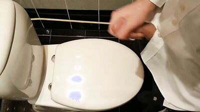 Amateur chap films himself while jerking off in the toilet