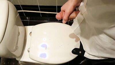 Amateur chap films himself while jerking off in the toilet
