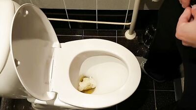 Amateur chap films himself while jerking off in the toilet