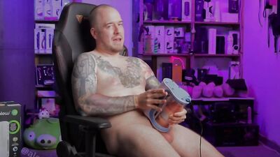 Tattooed amateur bloke jerks off in front of the computer