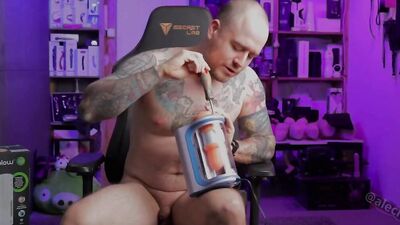 Tattooed amateur bloke jerks off in front of the computer
