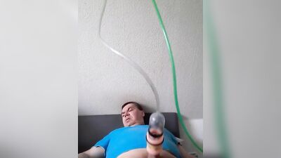 Amateur chap is pumping his prick in his solo video