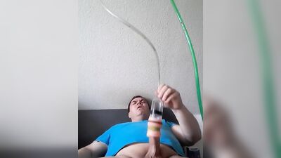 Amateur chap is pumping his prick in his solo video