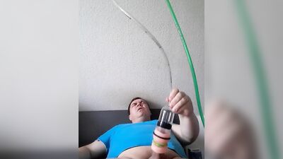 Amateur chap is pumping his prick in his solo video