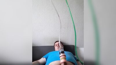 Amateur chap is pumping his prick in his solo video