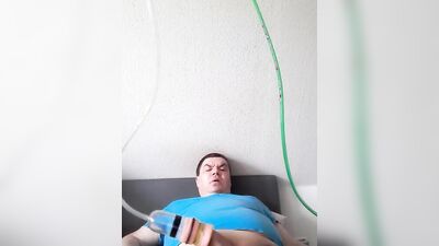Amateur chap is pumping his prick in his solo video