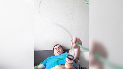 Amateur chap is pumping his prick in his solo video