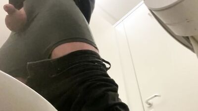 Chap pees in the bottle in this amateur solo video