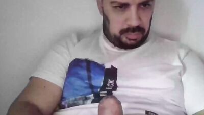 Straight chap films himself while he strokes his big dick