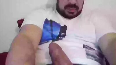Straight chap films himself while he strokes his big dick