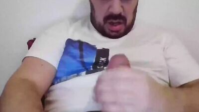 Straight chap films himself while he strokes his big dick