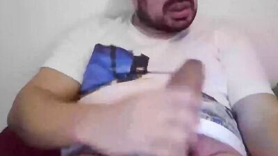 Straight chap films himself while he strokes his big dick