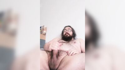 Amateur bear is playing with a dick in front of the cam