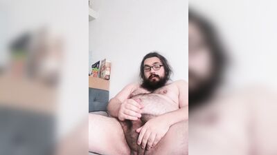 Amateur bear is playing with a dick in front of the cam