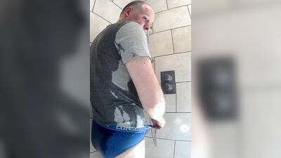 Amateur chap plays with his willy while taking a shower