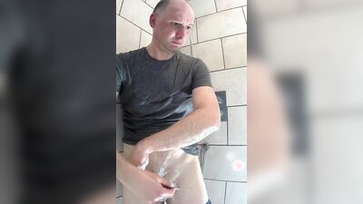 Amateur chap plays with his willy while taking a shower