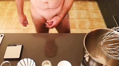 Perverted amateur bloke is filming himself while collecting a cumshot