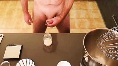 Perverted amateur bloke is filming himself while collecting a cumshot
