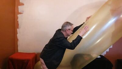 Amateur pervertes grandpa plays with balloon in front of the camera