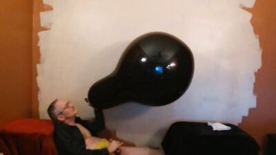 Amateur pervertes grandpa plays with balloon in front of the camera