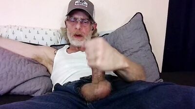 Pervertes amateur grandpa plays with his willy in this video