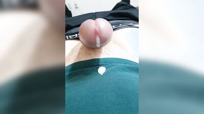Close-up video of a chap jerking his fat cock