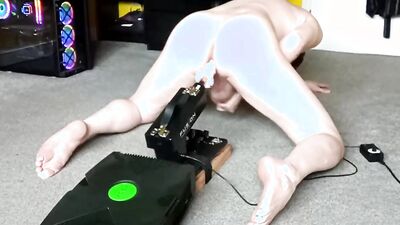 Round ass bloke gets his fuck hole nailed with a mechanical dildo