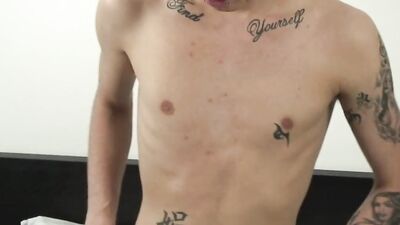 Amateur tattooed bloke is jerking pecker in front of the cam