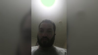 Amateur bearded bloke is jerking his prick in front of the cam