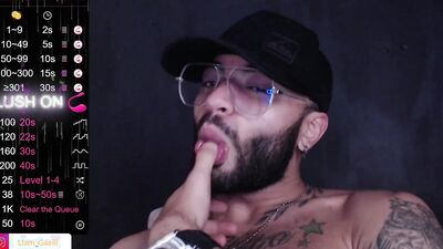 Horny bearded bloke is having some fun in front of the cam