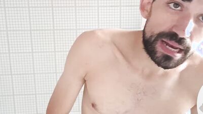 Chico se pajea mientras se introduce los dedos y gime como zorra!!!