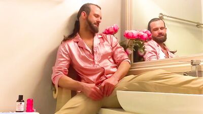 Pony-tailed bloke is jerking off in front of the camera